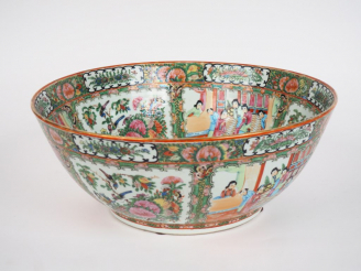 Vente aux enchères Canton, vers 1920  Important bol à punch en porcelaine et émaux de sty