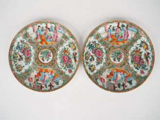 Vente aux enchères Canton, fin XIXe siècle,  Paire d'assiettes en porcelaine et émaux de 