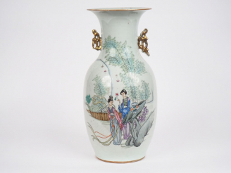 Vente aux enchères Chine, Xxe siècle,  Vase balustre en porcelaine et émaux de style fami