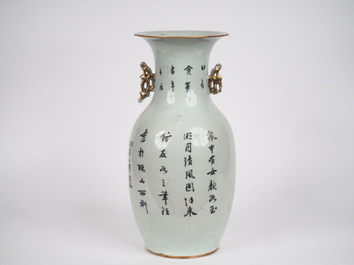 Chine, Xxe siècle,  Vase balustre en porcelaine et émaux de style fami