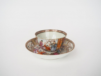 Vente aux enchères Chine, XVIIIe siècle,  Tasse et sous tasse en porcelaine et émaux dit 