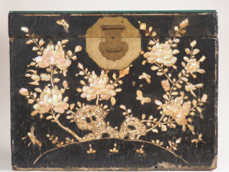 Vente aux enchères Chine, période Wanli (XVI-XVIIe siècle) Important coffre en bois laqué