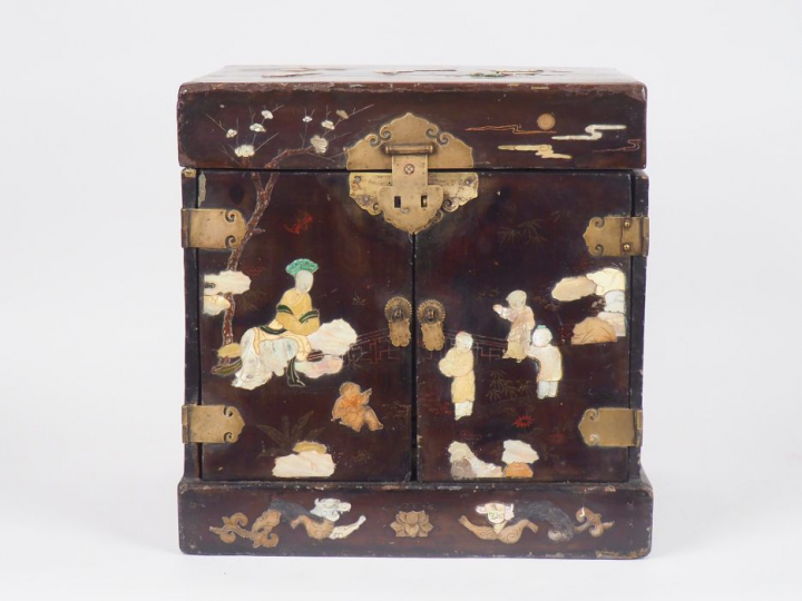 Chine, XVIIe siècle, Guanpixian à deux portes et abattant en laque ouv