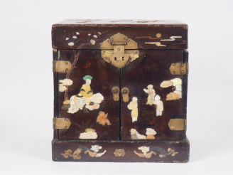 Vente aux enchères Chine, XVIIe siècle, Guanpixian à deux portes et abattant en laque ouv