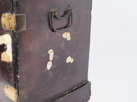 Chine, XVIIe siècle, Guanpixian à deux portes et abattant en laque ouv