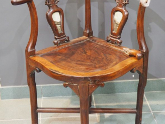 Vente aux enchères Chine, XVIIIe-XIXe siècle Petit fauteuil en bois dur à dossier et pied
