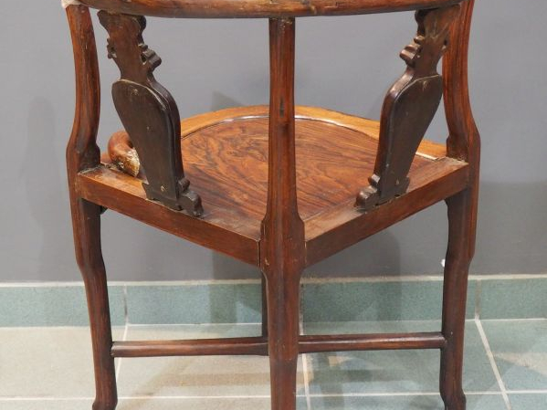 Chine, XVIIIe-XIXe siècle Petit fauteuil en bois dur à dossier et pied