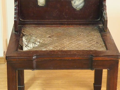 Fauteuil en bois dur à dossier orné de trois pierres de rêve. Les acco