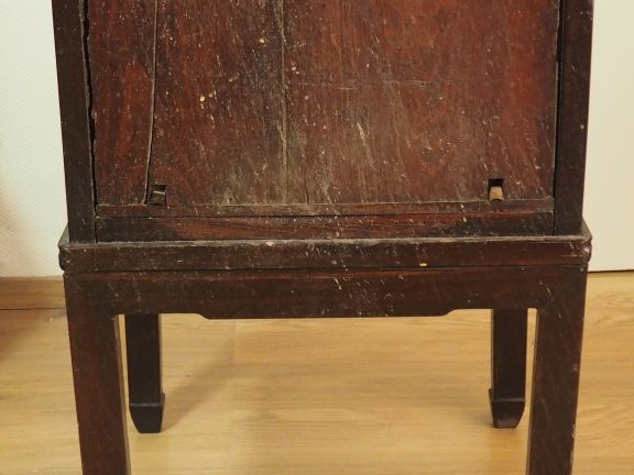 Fauteuil en bois dur à dossier orné de trois pierres de rêve. Les acco