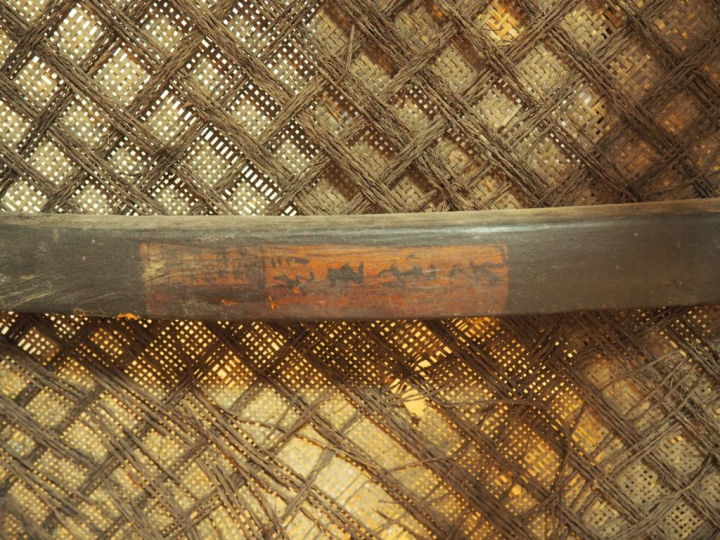 Fauteuil en bois dur à dossier orné de trois pierres de rêve. Les acco