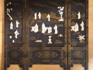 Vente aux enchères Chine, XXe siècle, Paravent à trois feuilles en laque noire et rehauts