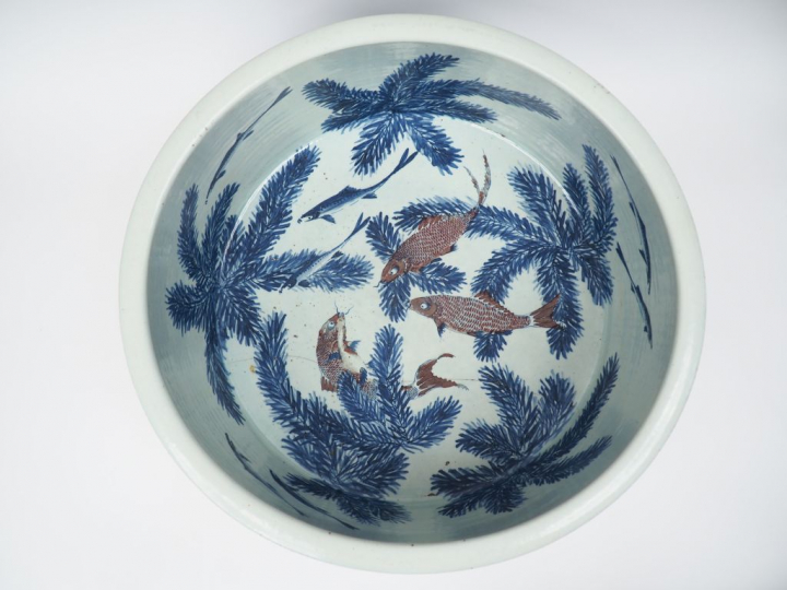 Chine, XVIIIe siècle,  Important bassin en porcelaine blanche, légèrem