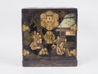 Vente aux enchères Chine, XVIIIe siècle Guanpixian en laque de Coromandel ouvrant à deux 