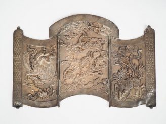 Vente aux enchères Indochine XXème. Tryptique en argent à décor double faces d'animaux et