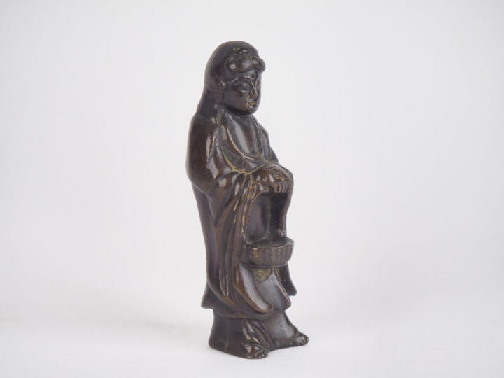 Chine, XVIIIe siècle,  Statuette de patine brune représentant une jeun