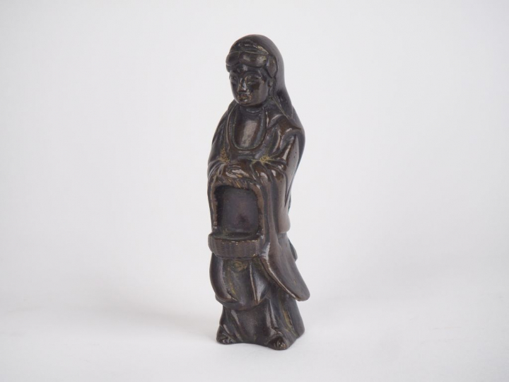 Chine, XVIIIe siècle,  Statuette de patine brune représentant une jeun