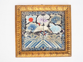 Vente aux enchères Chine, XIXe siècle, Rang de mandarin en soie et lin brodé de grue évol