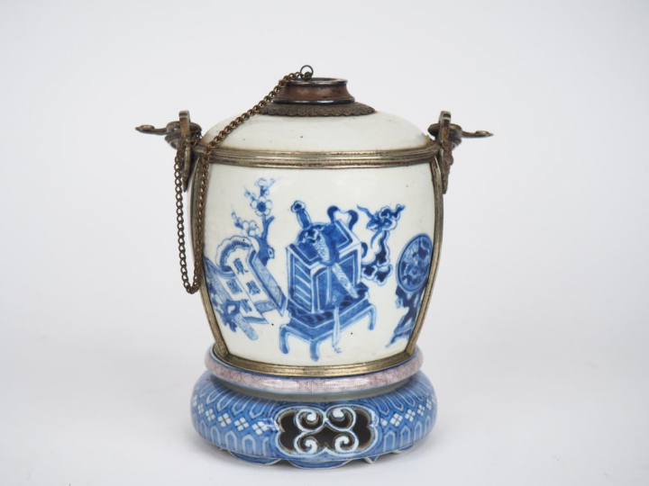 Vietnam, XIXe siècle  Pipe à eau en porcelaine bleu de Hué à décor d’o