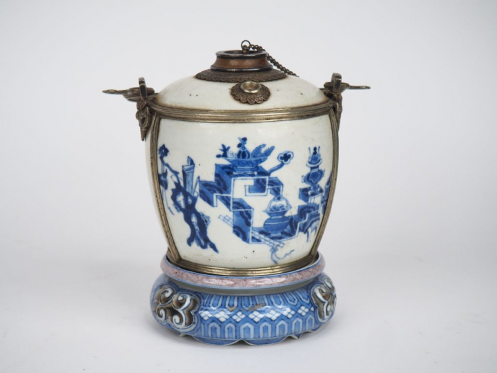 Vietnam, XIXe siècle  Pipe à eau en porcelaine bleu de Hué à décor d’o
