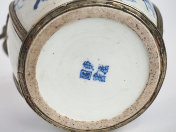 Vietnam, XIXe siècle  Pipe à eau en porcelaine bleu de Hué à décor d’o