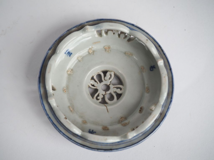 Vietnam, XIXe siècle  Pipe à eau en porcelaine bleu de Hué à décor d’o