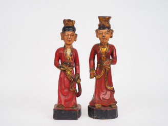Vente aux enchères Vietnam, fin XIXe siècle,  Paire d’adorants en bois laqué noir, rouge 