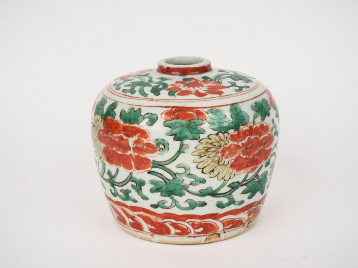 Chine XVIIe siècle, époque Kangxi Petite jarre en porcelaine et émaux 