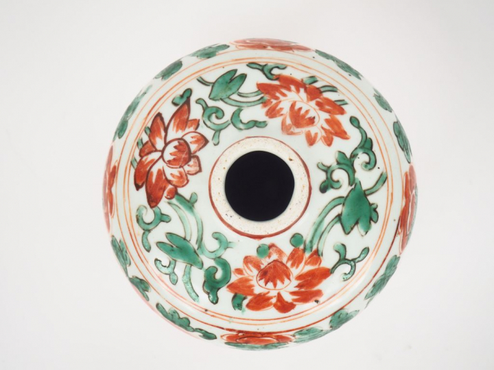 Chine XVIIe siècle, époque Kangxi Petite jarre en porcelaine et émaux 