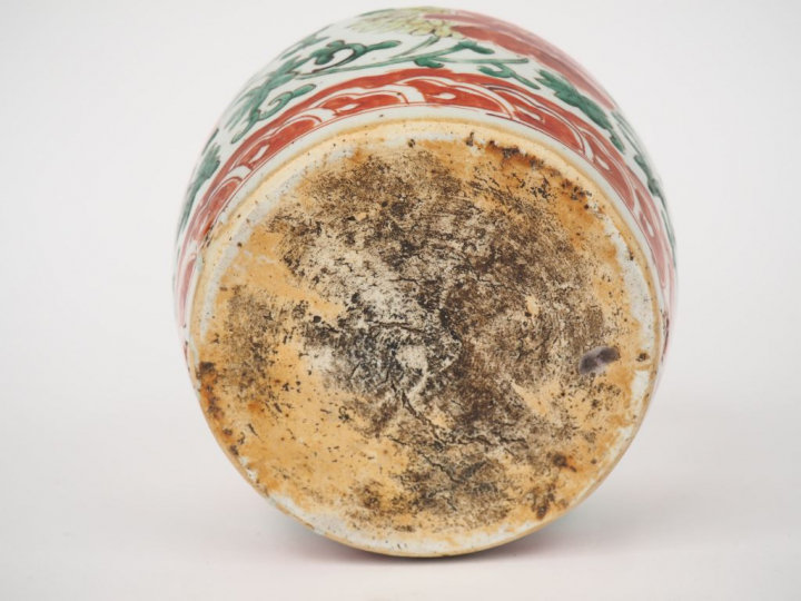 Chine XVIIe siècle, époque Kangxi Petite jarre en porcelaine et émaux 