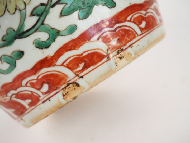 Chine XVIIe siècle, époque Kangxi Petite jarre en porcelaine et émaux 