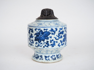 Vente aux enchères Chine, XVIIIe siècle,  Base d’un vase balustre en porcelaine bleu blan
