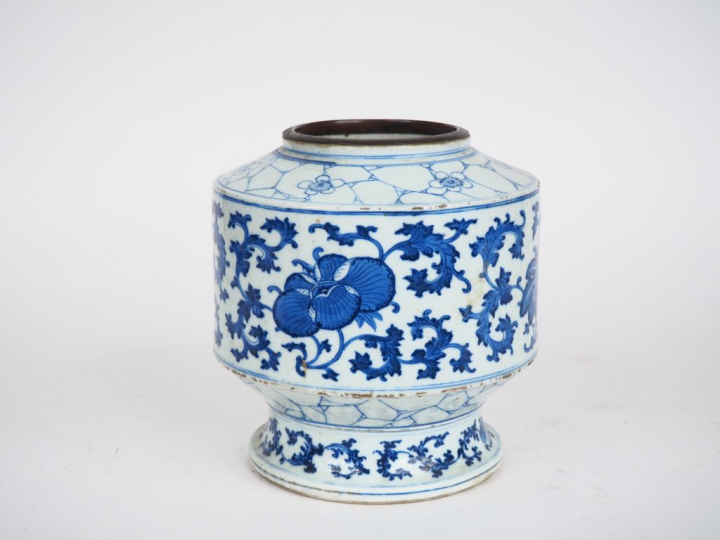 Chine, XVIIIe siècle,  Base d’un vase balustre en porcelaine bleu blan