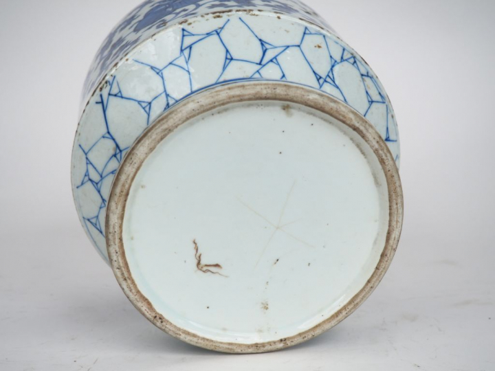 Chine, XVIIIe siècle,  Base d’un vase balustre en porcelaine bleu blan