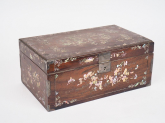 Vente aux enchères Indochine vers 1900, travail de Nam Dinh  Coffret en bois incrusté de 