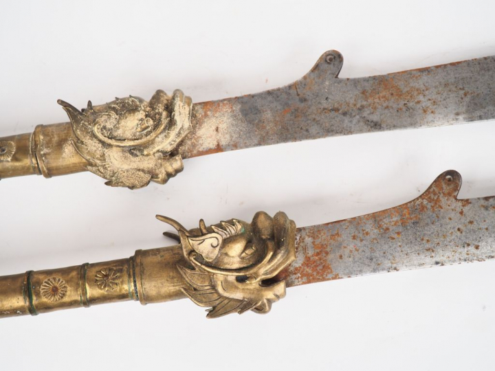 Indochine vers 1900, Deux hallebardes  L. 128 cm et L. 139 cm