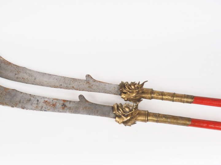 Indochine vers 1900, Deux hallebardes  L. 128 cm et L. 139 cm