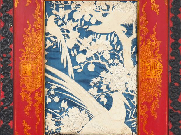 Indochine, vers 1900 Broderie sur soie bleu à décor beige crème de tro