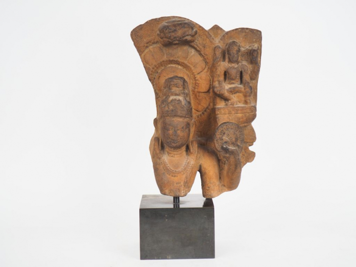 Inde médiéval XIIe-XIIIe siècle Fragment de stèle en grès rose sculpté