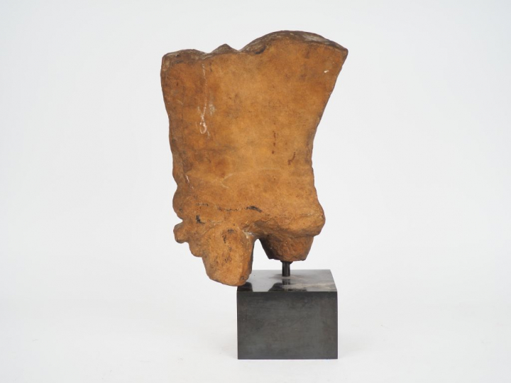 Inde médiéval XIIe-XIIIe siècle Fragment de stèle en grès rose sculpté