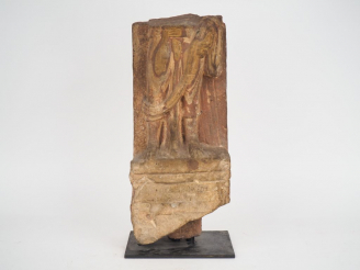 Vente aux enchères Inde, Kouchan IIIe siècle  Bas de pilier en grès rose représentant pro