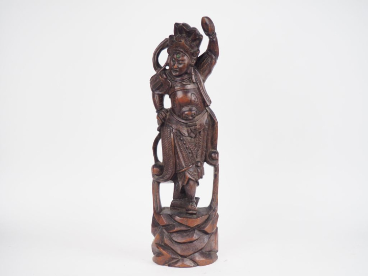 Indonésie, XXe siècle,  Sculpture en bois représentant une guerrière. 