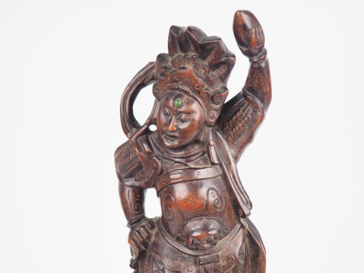 Indonésie, XXe siècle,  Sculpture en bois représentant une guerrière. 