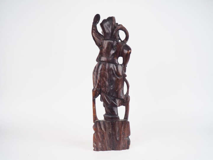 Indonésie, XXe siècle,  Sculpture en bois représentant une guerrière. 