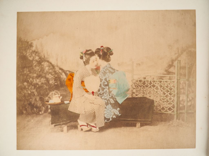 Japon, période Meiji (1868-1912) Album en laque comprenant 44 photos e