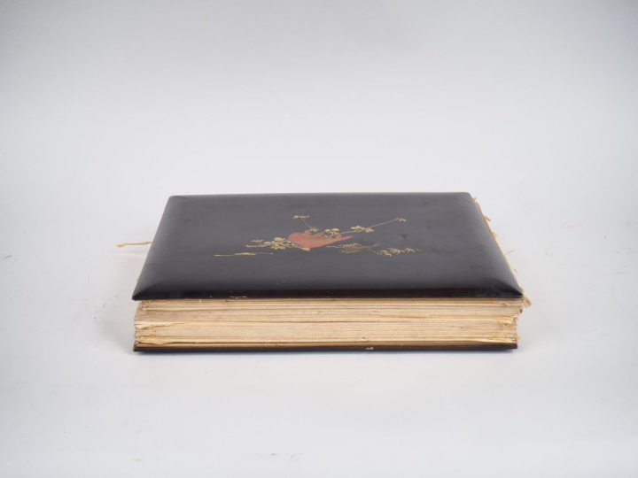 Japon, période Meiji (1868-1912) Album en laque comprenant 44 photos e