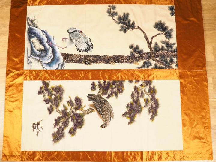 Japon, XXe siècle,  Deux tentures sur soie figurant une grue et un rap