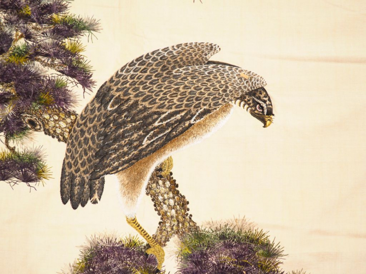 Japon, XXe siècle,  Deux tentures sur soie figurant une grue et un rap