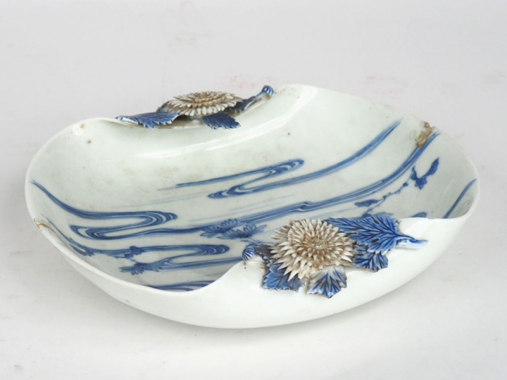 Japon, XXe siècle,  Coupe ou vide poche en porcelaine blanche à décor 