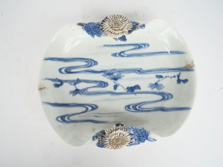 Japon, XXe siècle,  Coupe ou vide poche en porcelaine blanche à décor 