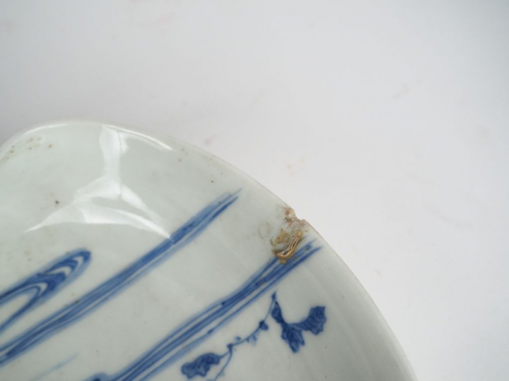 Japon, XXe siècle,  Coupe ou vide poche en porcelaine blanche à décor 